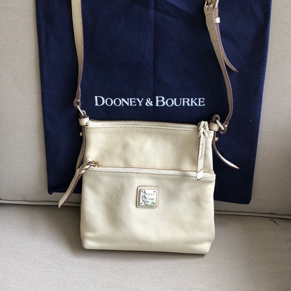 Dooney & Bourke Handbags - Authentic Dooney & Bourke leather crossbody!